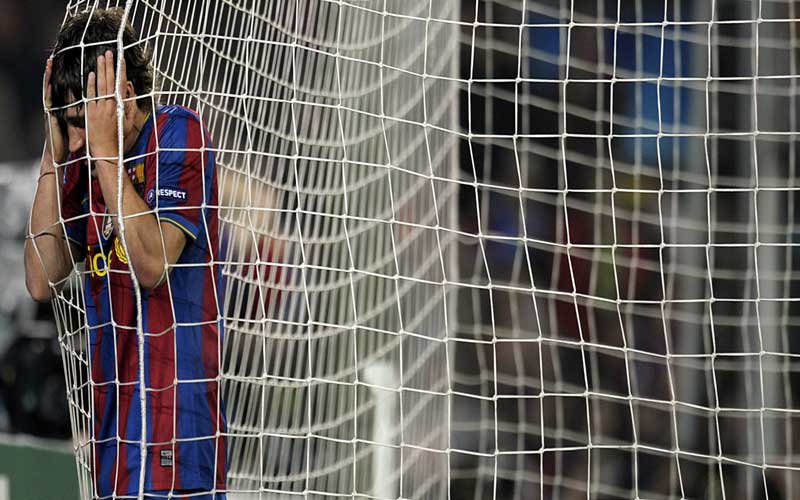 الحزن واليأس يبدوان على وجه مهاجم برشلونة بويان. أ.ف.ب