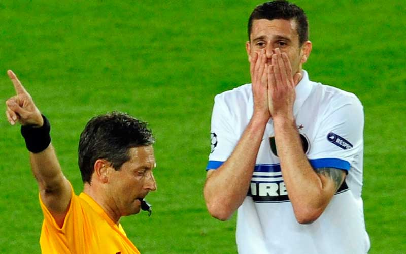 تياغو موتا وهو في طريقه إلى خارج الملعب بعد أن طرده حكم المباراة نتيجة احتكاكه بظهير برشلونة سيرجيو بوسكتس. أ. ب