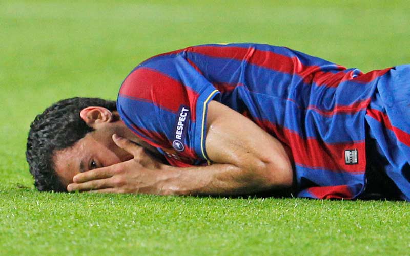 الكاميرا تكشف قيام ظهير برشلونة بوسكتس بالمبالغة في ادعاء الإصابة للتأثير على حكم المباراة . أ. ب