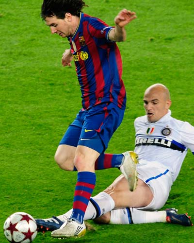 لاعبو الإنتر اعتمدوا الضغط على الخصم وأحيانا العنف لإيقاف نجوم برشلونة وبخاصة ميسي.  أ. ب