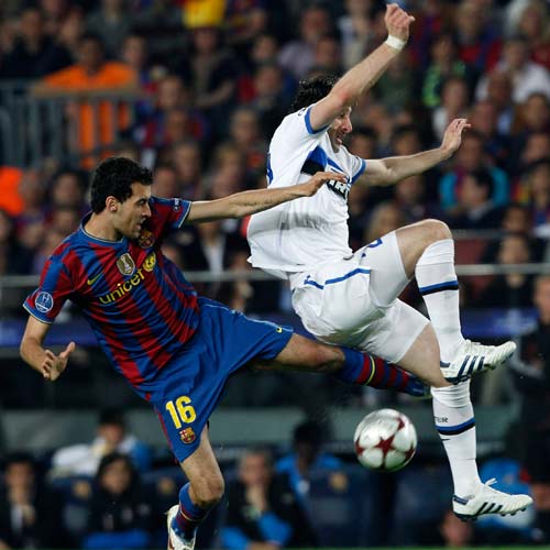 لاعبو برشلونة بادلوا خصومهم اللعب العنيف. رويترز