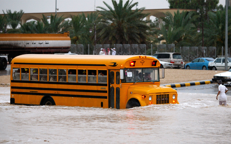 وحاصرت المياه مجموعة من العمال ليتوقف العمل بأمر من "العاصفة"-أ.ب.أ