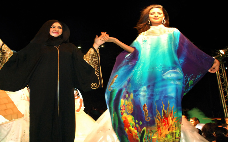مصممة الأزياء الإماراتية منى المنصوري ابتدعت تصميماً طبع ببعض من العجائب الطبيعية والبيئية التي تتفرد بها جزيرة "بوطينة"-من المصدر