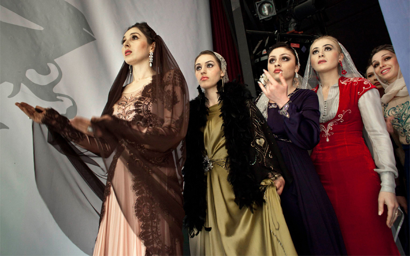 مجموعة من العارضات الشيشانيات قبل لحظات من المشاركة في عرض للأزياء التقليدية من تصميم الشقيقتين لورا ومدني ارجفيفا-رويترز