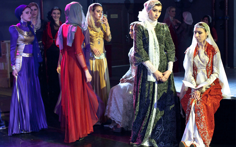 فستاتين مسدلة وأوشحة تحف وجوه العارضات الجميلات-رويترز