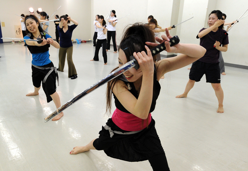 أحدث الطرق العلاجية في اليابان  للتخفيف من التوتر هي العودة إلى عهد الساموراي. أ ف ب