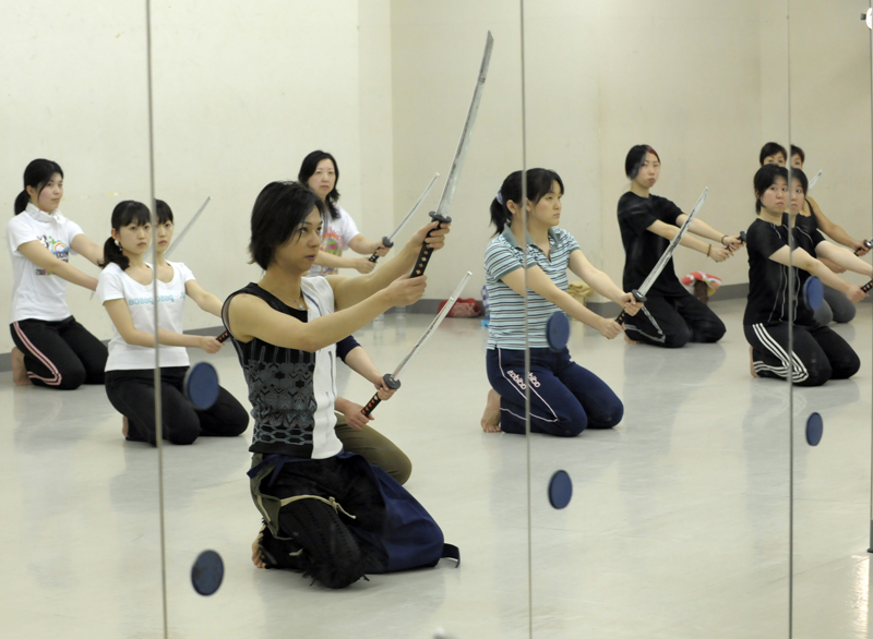 جلسة استرخاء قبل الخوض في غمار المعركة العلاجية. أ ف ب