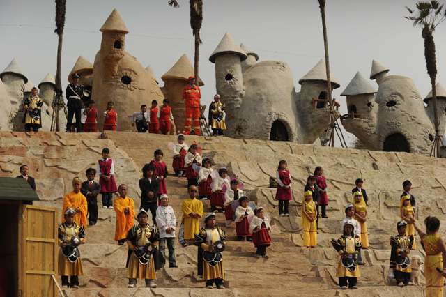 افتتحت في الصين مدينة ترفيهية مخصصة للأقزام فالعاملون والراقصون جميعهم من اصحاب القامة القصيرة جداً. رويترز