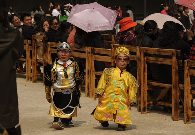 يشترط لانضمامهم في هذا المجتمع الخاص  ألا يتجاوز طولهم 130 سنتيمترا -رويترز