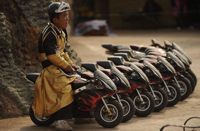 استفاد من المشروع الترفيهي اكثر من 100 شخص من هذه الفئه -رويترز