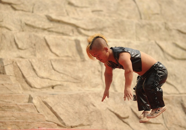 الفكرة استقطبت مئات الزوار ولكن ناشطي حقوق الإنسان يقولون إن المشروع يسيء استغلال قصار القامة لأهداف مادية بحتة. -رويترز