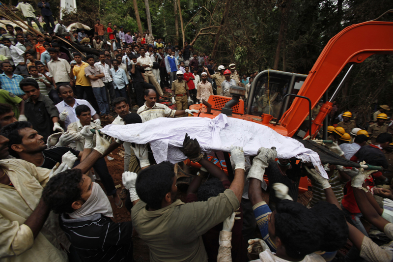 انتشال أحد ضحايا تحطم الطائرة. رويترز