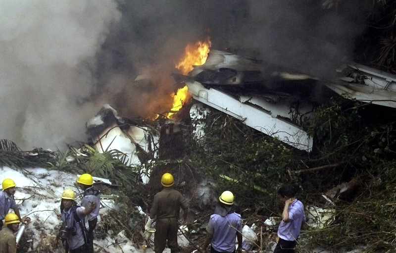 النار والدخان يتصاعد من أنقاض الطائرة. أ ب