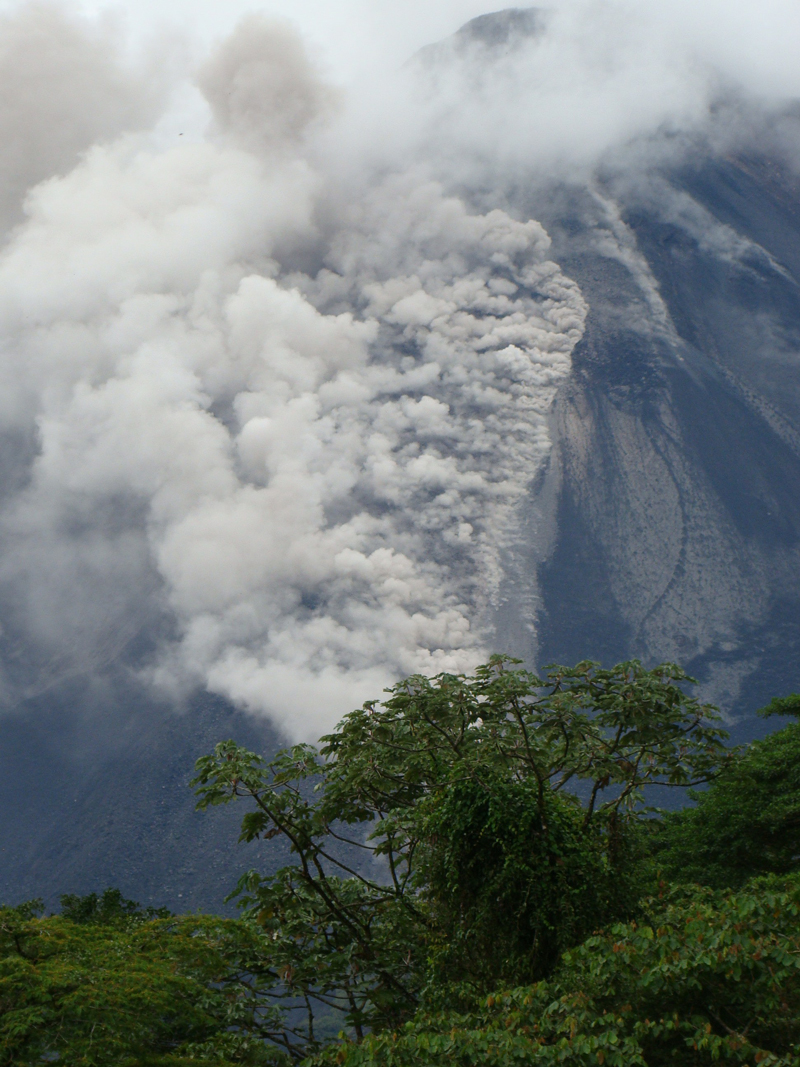 دخان يتصاعد من بركان كوستاريكا. أ ف ب