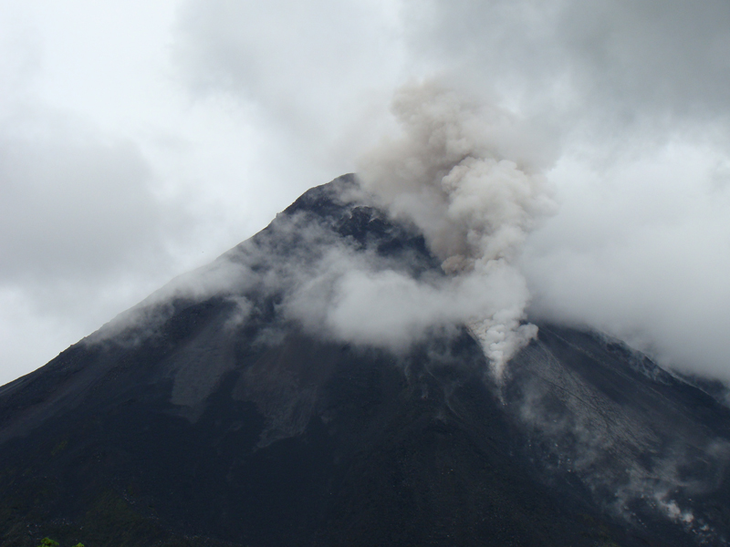 بركان كوستاريكا يتحضر لإطلاق حممه. أ ف ب