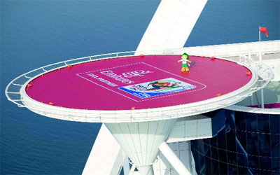 «زاكومي» يستعرض على منصة هبوط الطائرات ويزور منتجع وسبا المها الصحراوي.	من المصدر