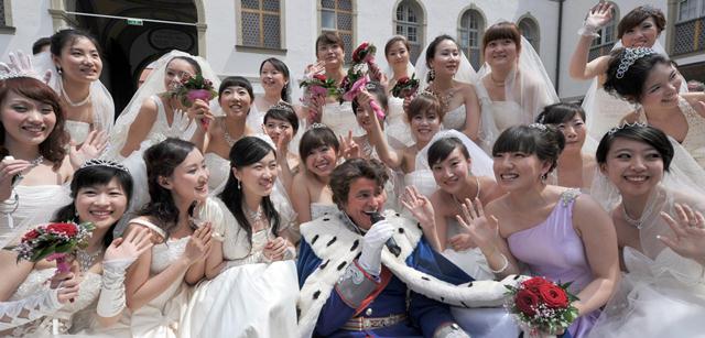 وجدد 63 زوجة وزوجة عهود الزواج، حيث كانوا قد تزوجوا قانونياقبل أن يغادروا الصين- د.ب.أ