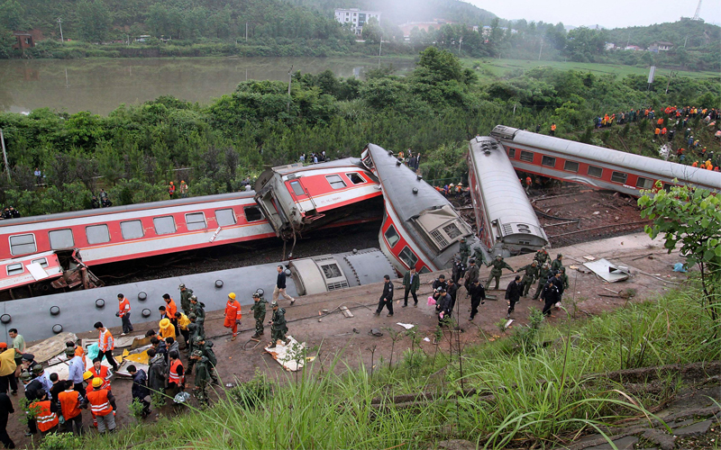 17 عربة من عربات القطار خرجت عن القضبان في حين انقلب بعضها الآخر ولحقت بـ4 اخرين أضرارا كبيرة-أ.ف.ب