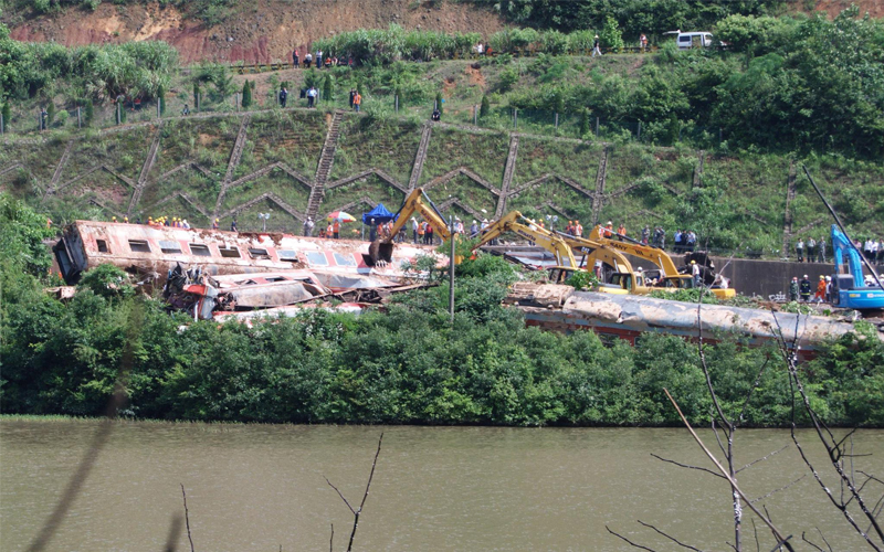 أخرج رجال الانقاذ 280 راكباً من القطار ولم يعرف بدقة عدد الأشخاص الذين كانوا يستقلونه.-أ.ب.أ