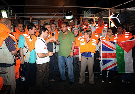 مجموعة من الناشطين على متن احدى سفن "اسطول الحرية" قبل فترة وجيزة من تعرضهم للاعتداء الإسرائيلي-أ.ب