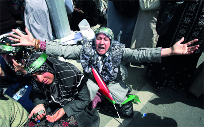 نساء تركيات يدعون للفلسطينيين		  بالأمن والسلام خلال تظاهرة في أنقرة أمس.	ا.ف.ب