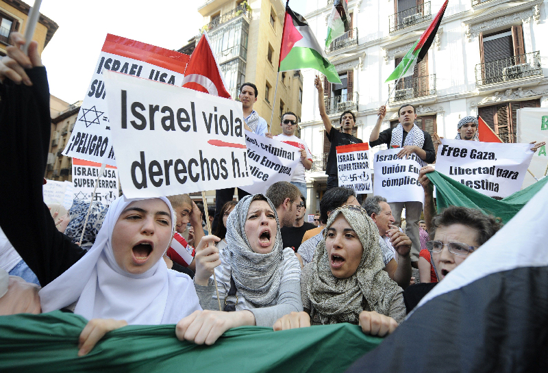 المتظاهرات الإسبانيات يعتصمن مقابل السفارة الإسرائيلية في مدريد. أ ف ب