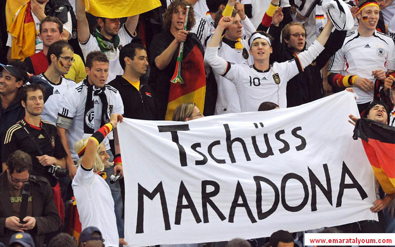 جماهير المانيا تودع مدرب منتخب الأرجنتين، دييجو مارادونا، عقب الفوز التاريخي للمانشافت على فريق التانغو 4-صفر في ربع نهائي مونديال جنوب إفريقيا 2010-أ.ب.أ