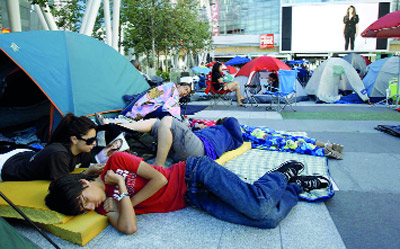 مئات الآلاف حول العالم افترشوا الأرض من أجل الفيلم. 	أ.ب