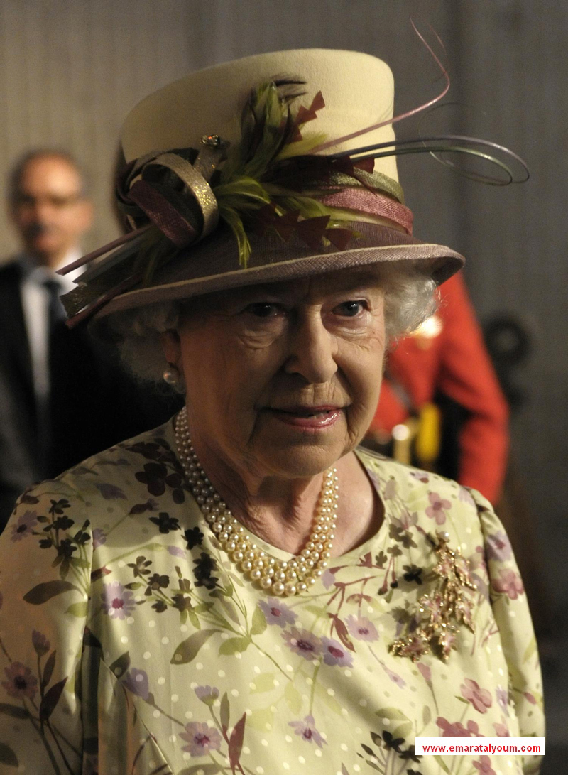 وهل يمكننا أن ننسى أو نتجاهل القبعة المرافقة لأزياء الملكة؟ د ب أ