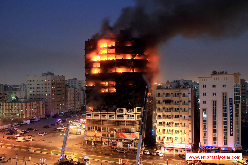 تولى فريق رجال الإطفاء التعامل مع النيران ومنع انتشارها. تصوير تشاندرا بالان