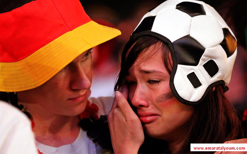 باليأس وخيبة الأمل، استقبلت حسناوات ألمانيا خسارة المانشافت أمام إسبانيا في نصف نهائي مونديال 2010-أ.ب.أ