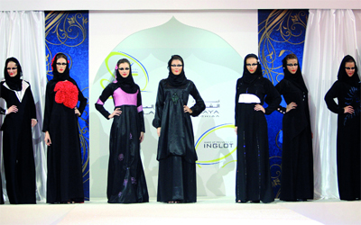 الحشمة والأناقة اجتمعتا في عروض «الشيلة والعباية». 	 تصوير: مصطفى قاسمي