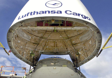 طائرة الشحن الألمانية انشطرت إلى نصفين عند ارتطامها. أرشيفية - أ ف ب