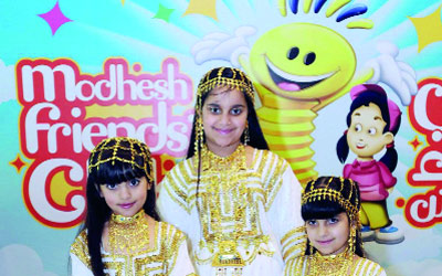 أطفال من الإمارات في ملابس تعكس الزي المحلي.         من المصدر