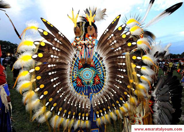 قائد قبيلة "أوغلالا لاكوتا "بزيه المميزخلال الاحتفالية بعيد "باو واو" الوطني الذي يقيمه الهنود الحمر الأميركيون في كل عام -أ.ب.أ