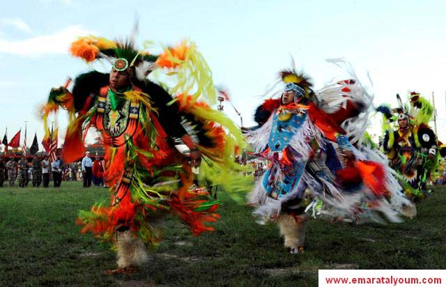 ممثلون ووفود من مختلف القبائل الهندية الأميركية، يجتمعون لأداء رقصات واستعراضات تقليدية على وقع قرع الطبول-أ.ب.أ