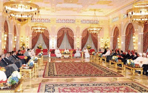 محمد بن راشد يستضيف سفراء الدول العربية والاسلامية والاجنبية المعتمدين لدى الدولة. وام