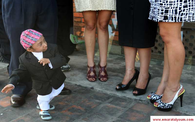 اختارت نيبال أقصر مراهق في العالم ،خادندرا ثابا ماغار، ليروج للسياحة في بلاده مع عدد من جميلات النيبال-أ.ف.ب