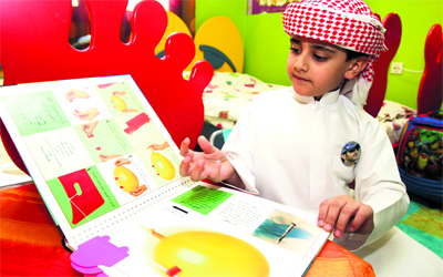 أديب سليمان يحلم بأن يمتلك مختبراً خاصاً ليواصل تطبيق تجاربه.	تصوير: دينيس مالاري