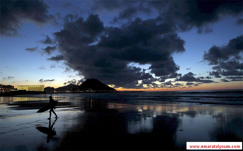 الشمس تختفي خلف المياه في اقليم الباسك الأسباني. إي بي أيه