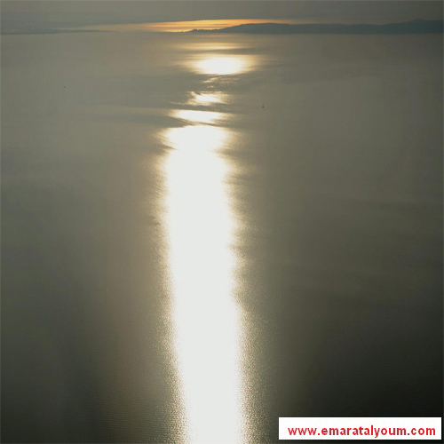 انعكاس أشعة الشمس ساعة الغروب على مياه بحيرة بالاتون في العاصمة الهنغارية بودابست. إي بي أيه