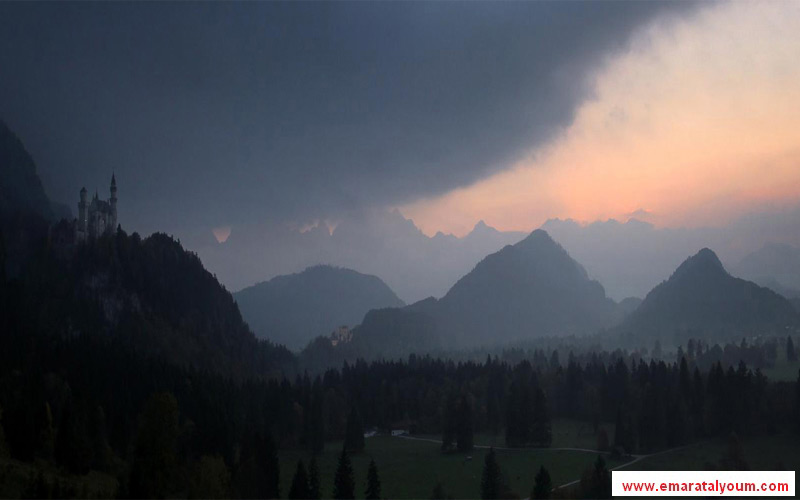 الضباب مع قدوم الليل في منطقة "زاوية الملك" البافارية الشهيرة في ألمانيا. إي بي أيه