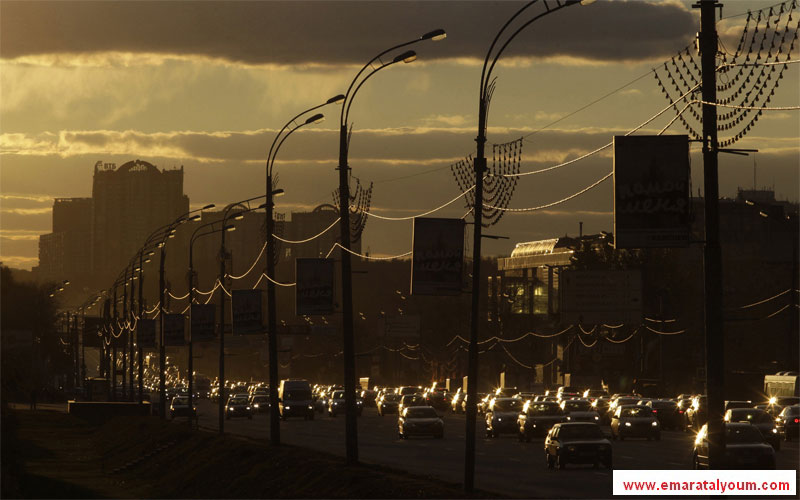 العودة إلى المنزل مساءً بعد يوم طويل في موسكو. أ ب