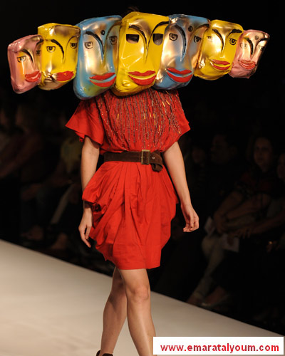 عرض أزياء فريد من نوعه في العاصمة المكسيكية، استخدم فيه المصمم وجوه الحيوانات والنحوت الغريبة لإضفاء لمسة خاصة وغريبة. وأقيم لترويج عروض سيارة مرسيدس بينز.. ما الرابط بين العرضين ياترى؟؟ أ.ف.ب