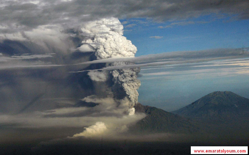 انطلقت الغازات السامة والرماد من فوهة بركان "ميرابي"  في أندونيسيا مهددة أرواح السكان ودافعة عدداً منهم إلى الملاجئ. وقد قامت أندونيسيا بطلب المعونات الدولية للمساعدة في إخلاء القرى القريبة - أ.ف.ب