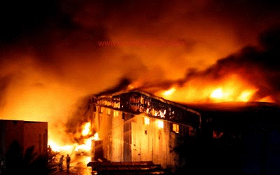 سيارات الإطفاء سارعت لوقف امتداد النيران إلى المستودعات المجاورة. تصوير: تشاندرا بالان