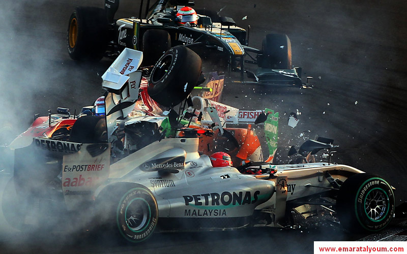 خرج الألماني مايكل شوخامر بطل العالم 7 مرات، والإيطالي فيتانتونيو ليوتزي ، من اللفة الأولى لجائزة أبوظبي الكبرى، الجولة التاسعة عشرة والأخيرة من بطولة العالم لسباقات فورمولا 1 بعد حادثة تصادم بين سيارتهما-ا.ف.ب