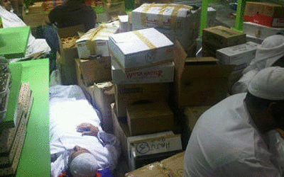 الحجاج يفترشون أرض المطار بانتظار رحلة العودة. الإمارات اليوم