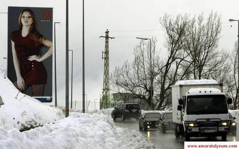 بعد شهر من الجفاف ودرجات الحرارة المرتفعة، ضربت عاصفة مصحوبة بأمطار غزيرة وثلوج ورياح عاتية بعض دول الشرق الأوسط.. وفي لبنان حلّ "الملك الأبيض" ضيفاً عزيزاً على قلوب المواطنين-أ.ف.ب