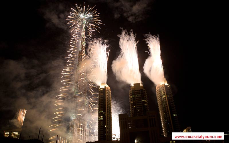 احتفلت دول العالم بقدوم العام الجديد بإطلاق الألعاب النارية التي اتخذت أشكالا وألوانا أبهرت المشاهدين وحول الليل إلى لوحة مليئة بالألوان المبهجة.  أول المناطق التي اخترناها هي لبرج خليفة في دبي حيث انطلقت الألعاب النارية من أطول برج على وجه الأرض لتزين سماء دبي. الصور من أ ف ب / رويترز / إي بي أيه / أ ب